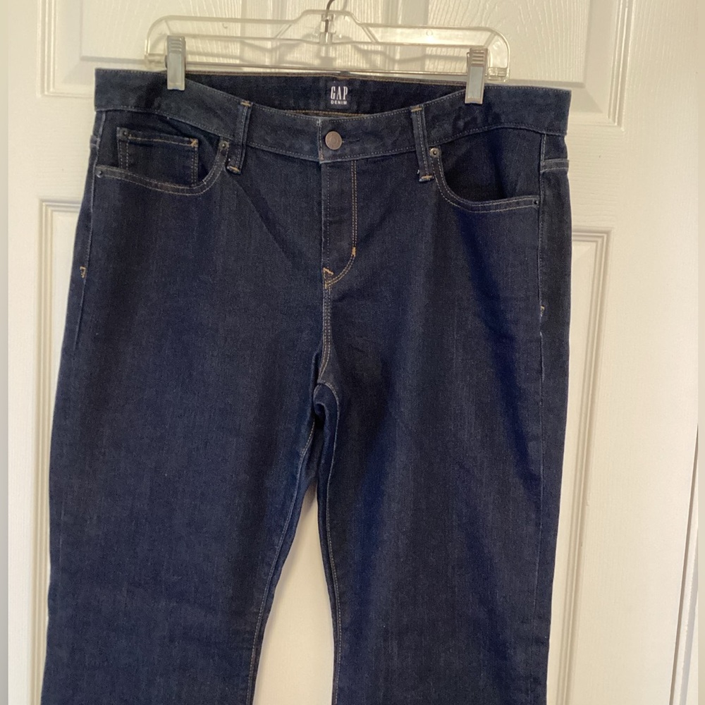 Like New GAP Women’s Long and Lean 32R Dark Rinse Denim - Picture 4 of 7